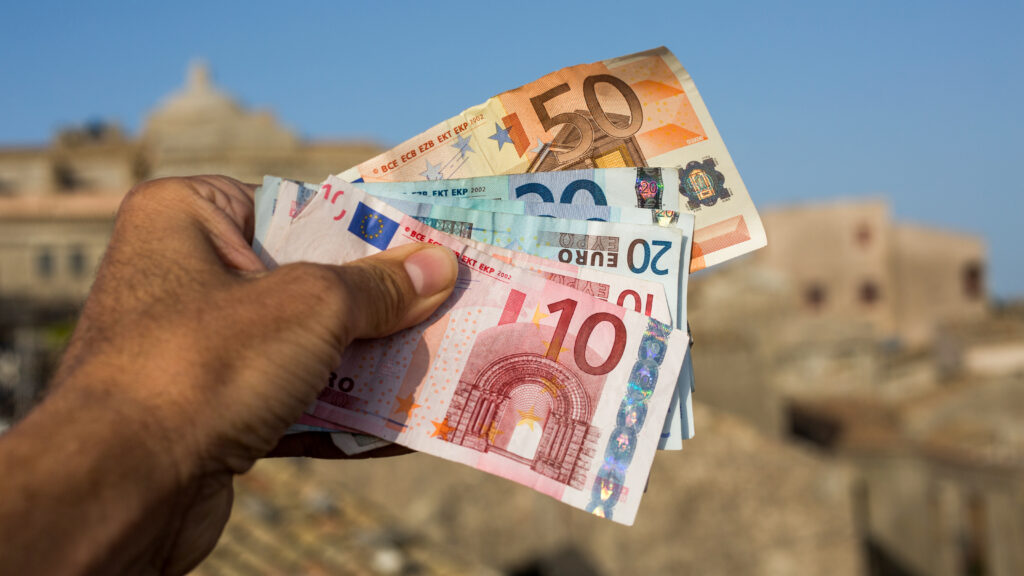 A Guide to Calculating the Ideal Amount of Cash for International Travel