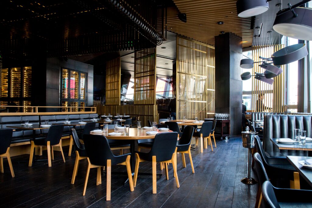 How Do I Properly Handle A Complaint Or Issue During My Dining Experience?