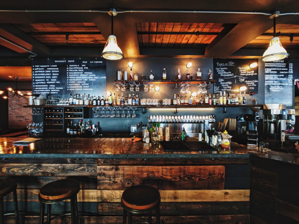 How Do I Properly Handle A Complaint Or Issue During My Dining Experience?