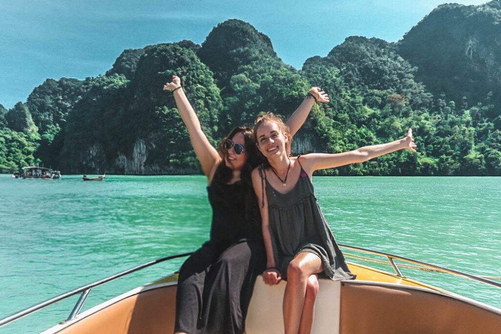 The Ultimate Guide to Meeting New People While Traveling Alone